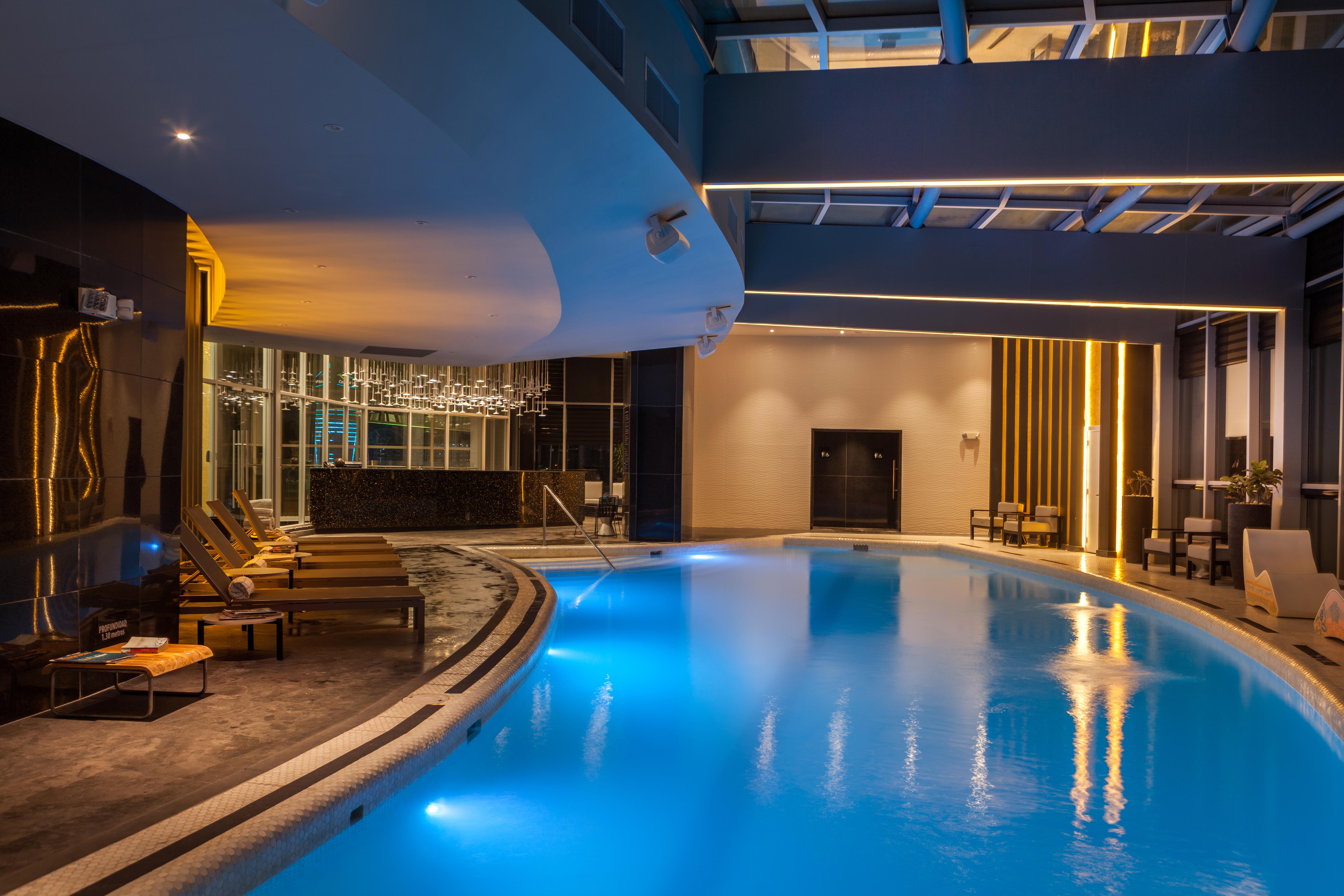 Hotel Las Americas Golden Tower Panama Экстерьер фото The pool at the hotel