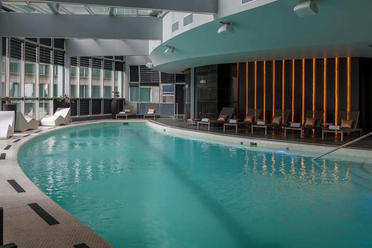 Hotel Las Americas Golden Tower Panama Экстерьер фото The pool at the hotel